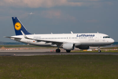 Lufthansa A32A D-AIZR FRA 080613