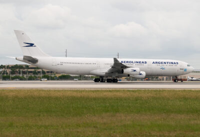 AerolineasArgentinas A343 LV-CEK MIA 280910