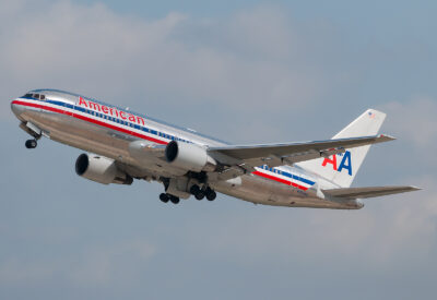 AmericanAirlines 762 N324AA LAX 071009