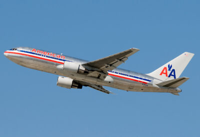AmericanAirlines 762 N325AA LAX 071009