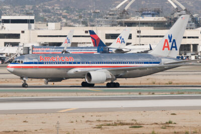 AmericanAirlines 762 N328AA LAX 071009