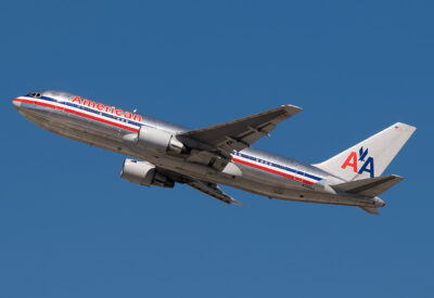 AmericanAirlines 762 N329AA LAX 071010