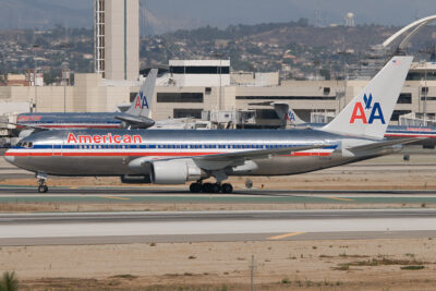 AmericanAirlines 762 N335AA LAX 071009