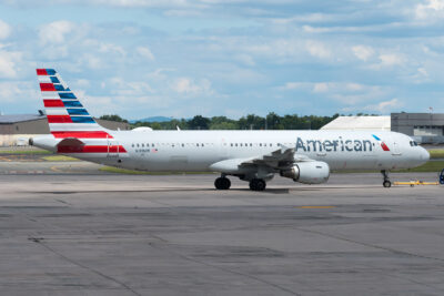 AmericanAirlines A321 N199UW BDL 100822