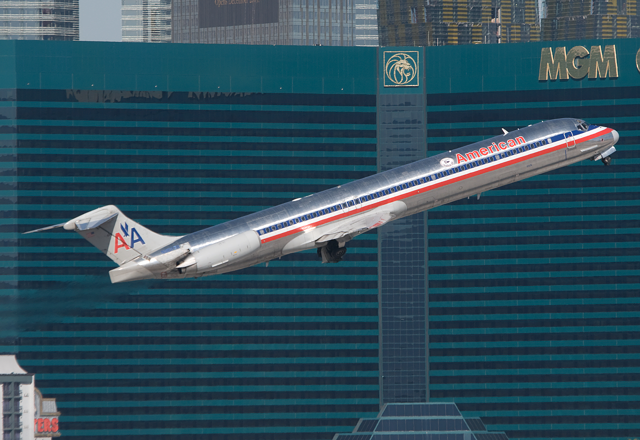 AmericanAirlines MD82 N9627R LAS 051009