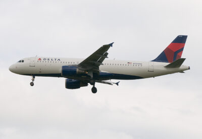 Delta A320 N334NW MKE 031009