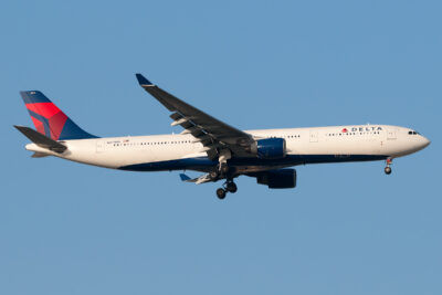 Delta A333 N817NW MAD 050916