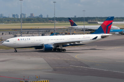 Delta A333 N860NW AMS 180813