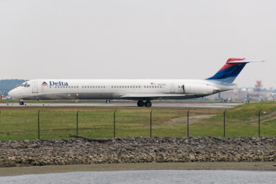 Delta MD88 N925DL DCA 021009