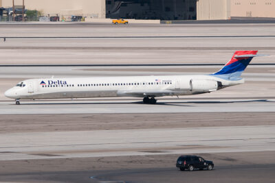 Delta MD90 N906DA LAS 051009