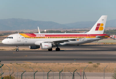 Iberia A320 EC-IZH MAD 101011