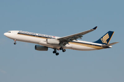 SingaporeAirlines A333 9V-STS DXB 110214