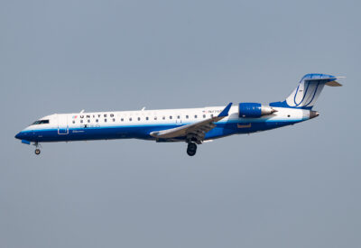 UnitedExpress CRJ700 N776SW LAX 081009