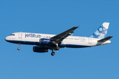 jetBlue A320 N563JB BDL 100822