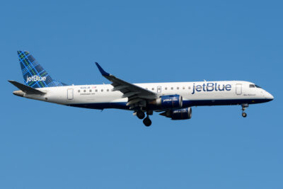 jetBlue E190 N216JB JFK 120822