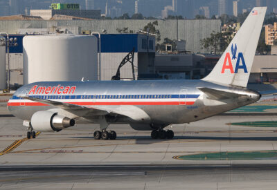 AmericanAirlines 762 N324AA LAX 071010a