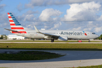 AmericanAirlines 73H N966AN SRQ 230324a