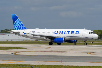 United A320 N451UA SRQ 250324