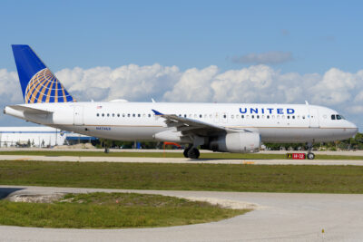 United A320 N474UA SRQ 230324