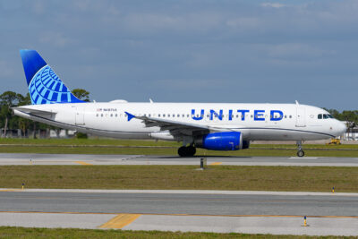 United A320 N497UA SRQ 250324a